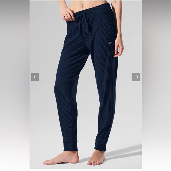 Alo Yoga Women's Navy muse sweatpants - Picture 4 of 7